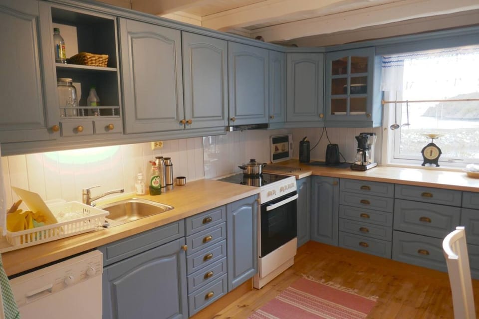 Coffee/tea facilities, Kitchen or kitchenette, dishwasher, oven, stove, kitchen