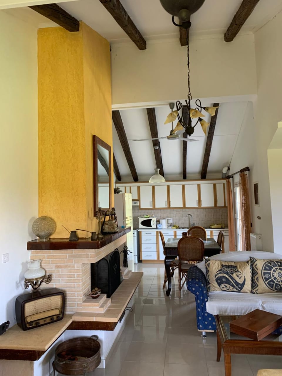 Kitchen or kitchenette, Seating area, Dining area, fireplace