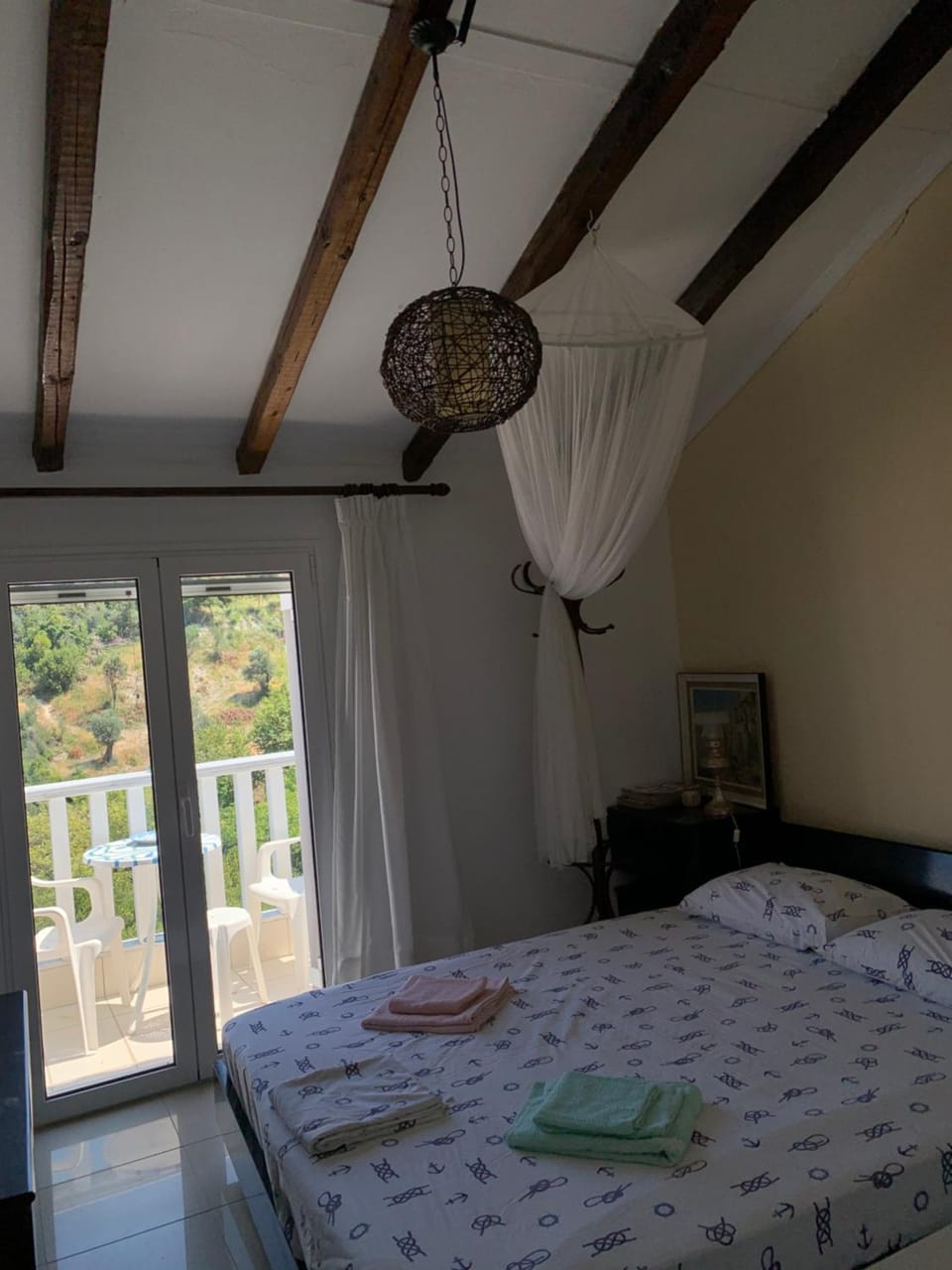 Bed, Bedroom, towels