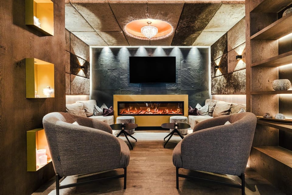 Lounge or bar, Family, fireplace