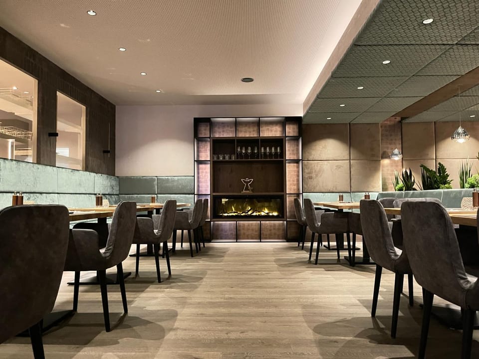 Restaurant/places to eat, Winter, Summer, On site