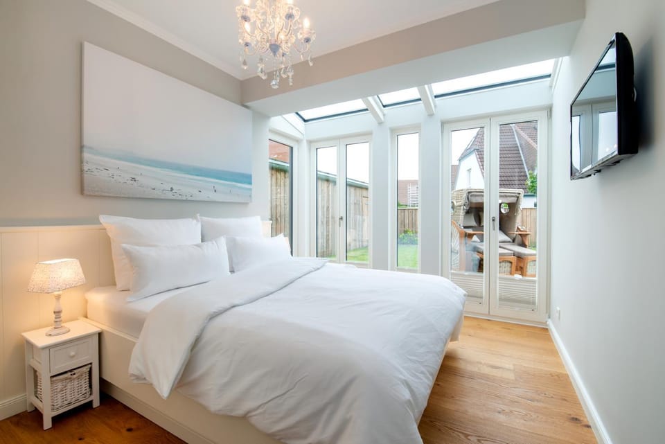 Bed, Decorative detail, Bedroom