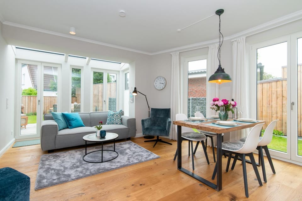 Living room, Photo of the whole room, Decorative detail, Seating area