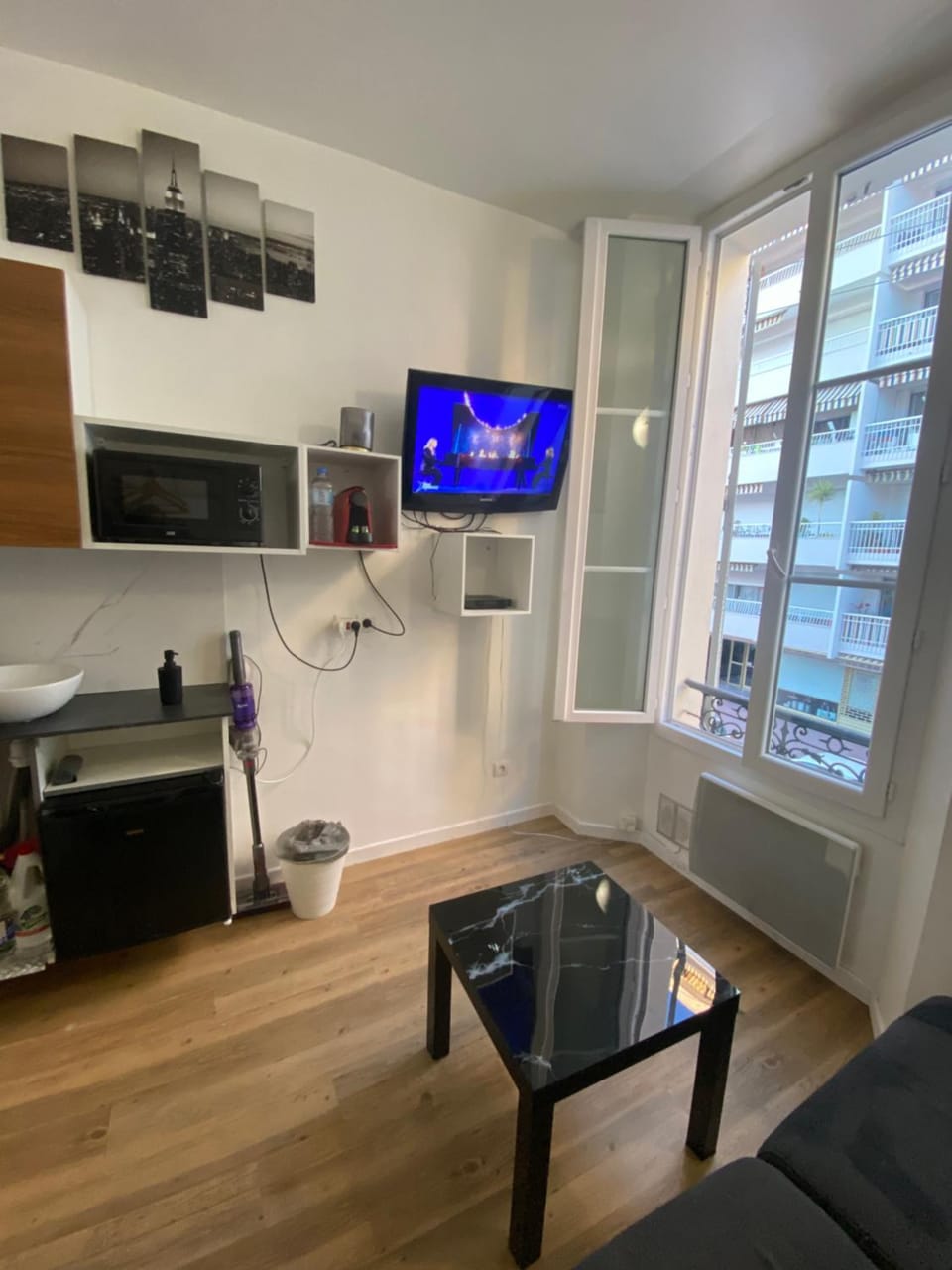 minibar, oven