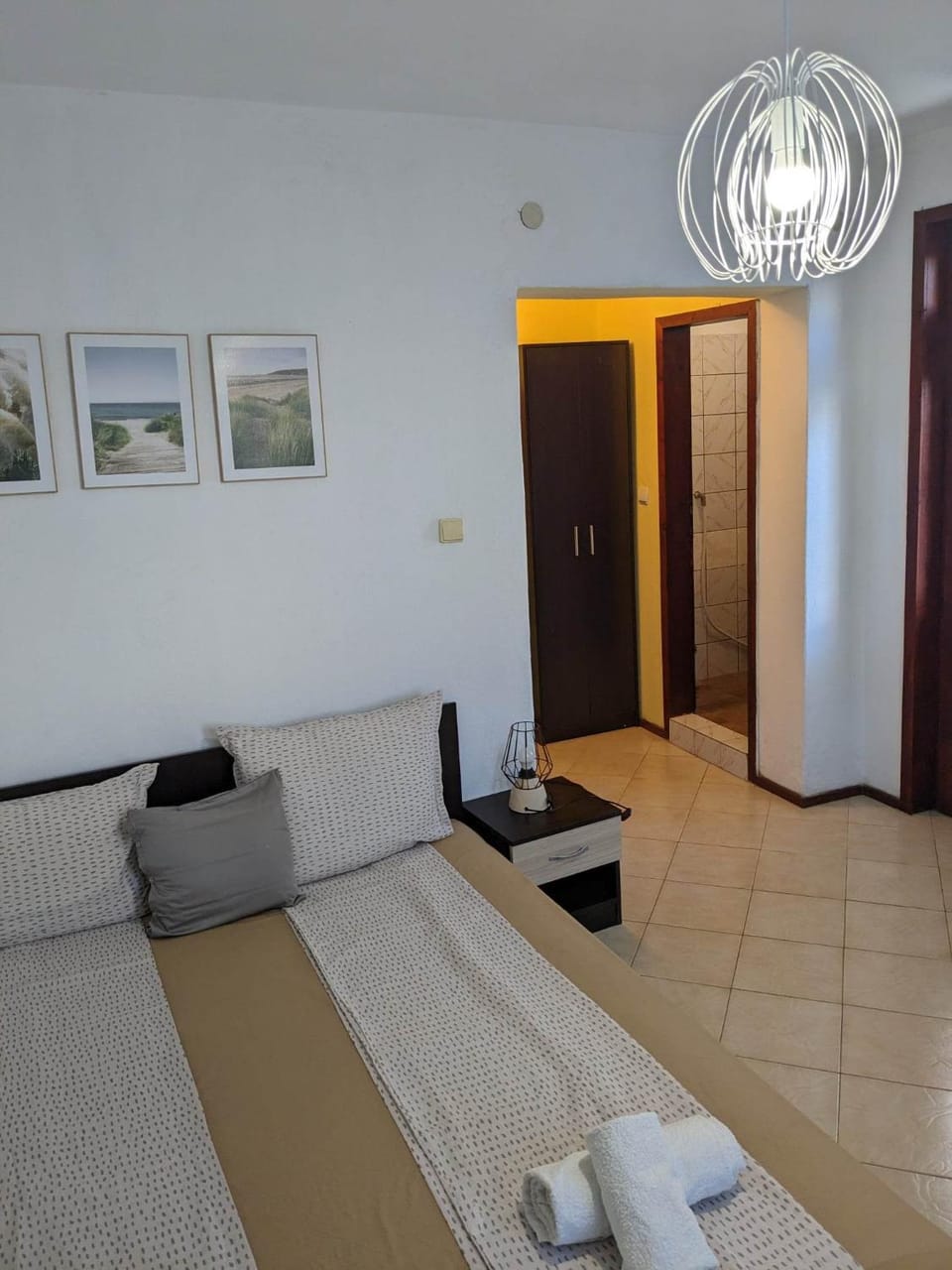 Photo of the whole room, Bedroom, towels