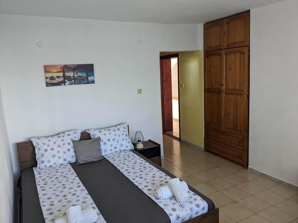 Photo of the whole room, Bedroom, wardrobe