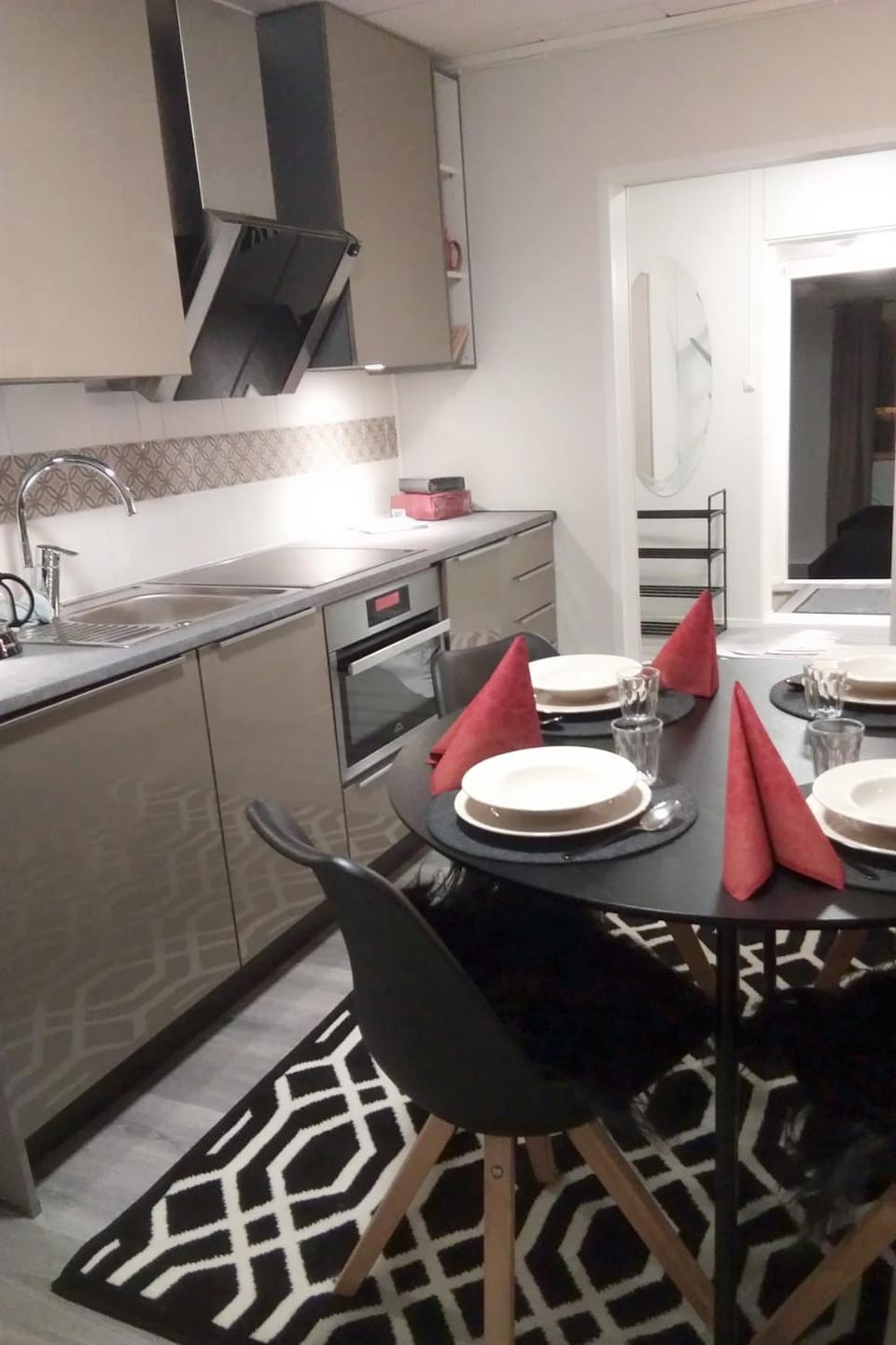 Kitchen or kitchenette, Dining area
