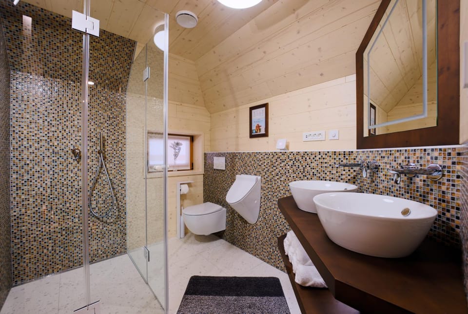 Shower, Toilet, Bathroom, towels