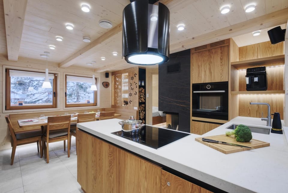Coffee/tea facilities, Kitchen or kitchenette, Dining area, Food, oven, stove