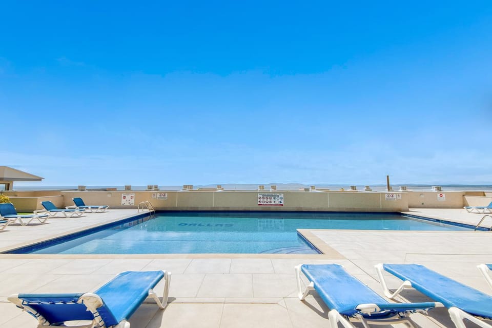 Pool view, Swimming pool, sunbed