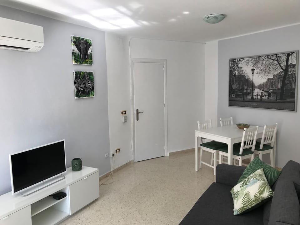 Living room, Seating area, air conditioner