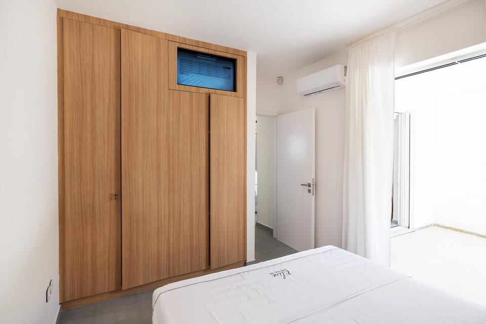 Bed, TV and multimedia, Bedroom