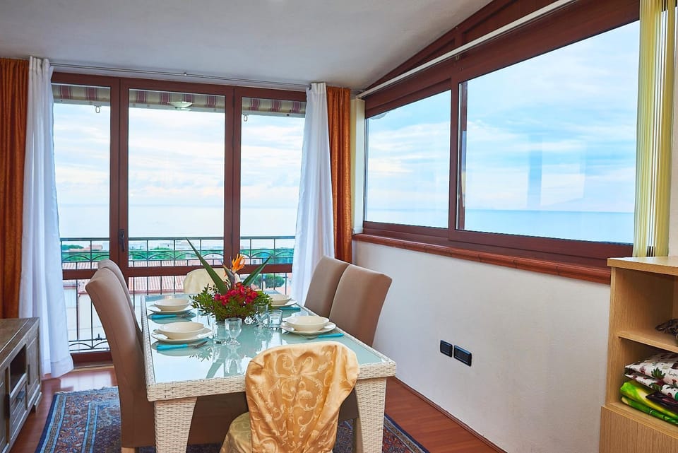 View (from property/room), Dining area, Sea view