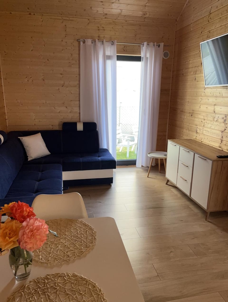 Bed, TV and multimedia, Seating area