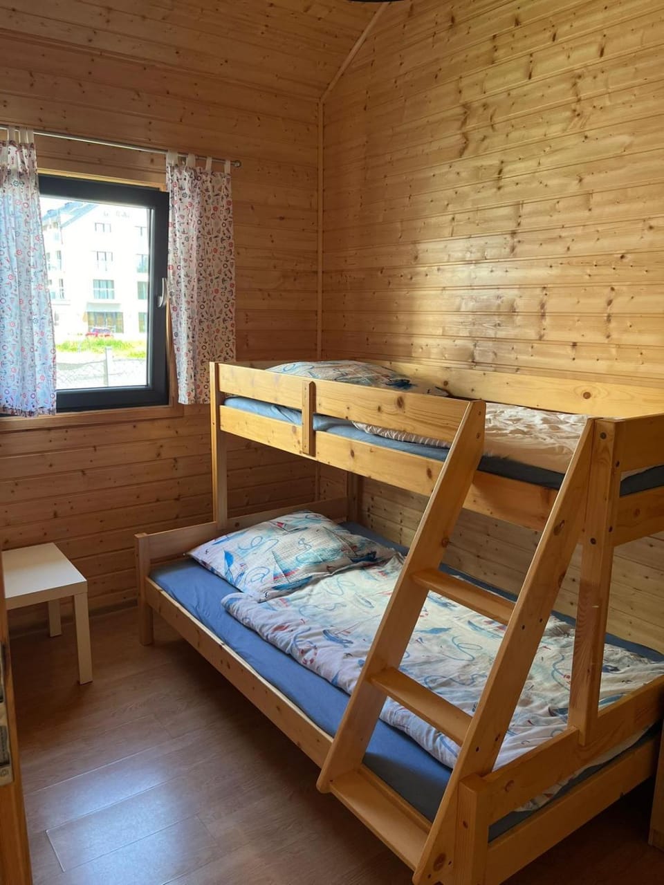 Bedroom, bunk bed