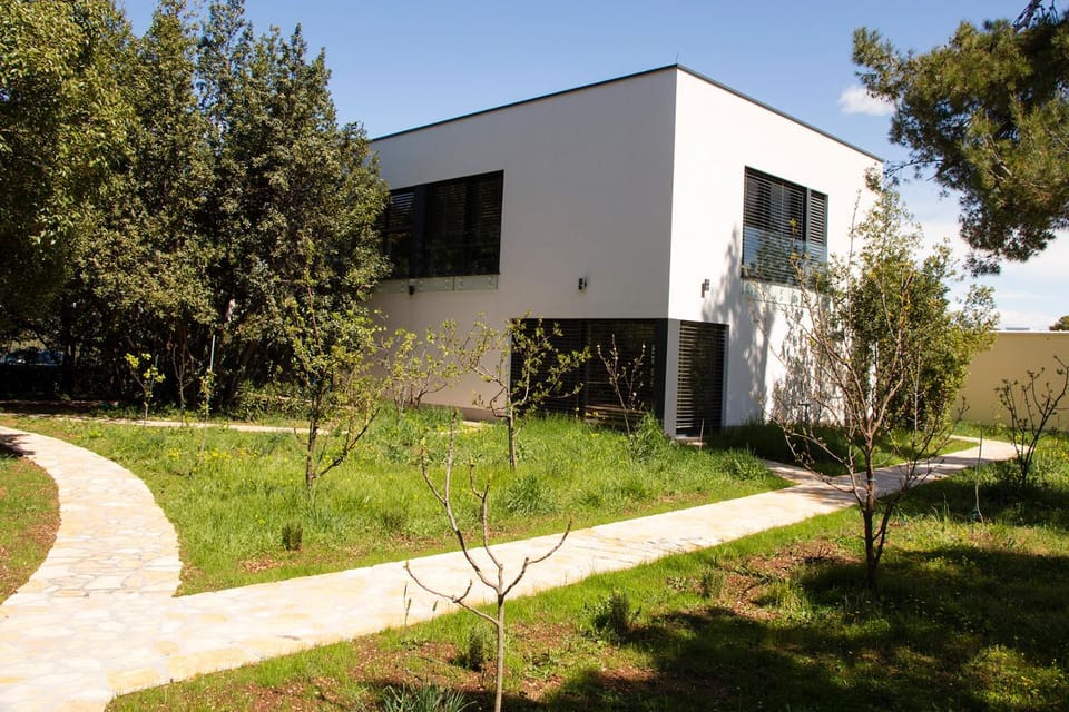 Property building, Spring, Day, Natural landscape, Garden, Garden view