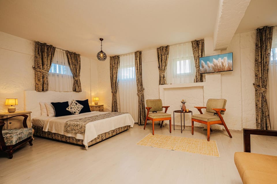 Bed, Seating area, Bedroom
