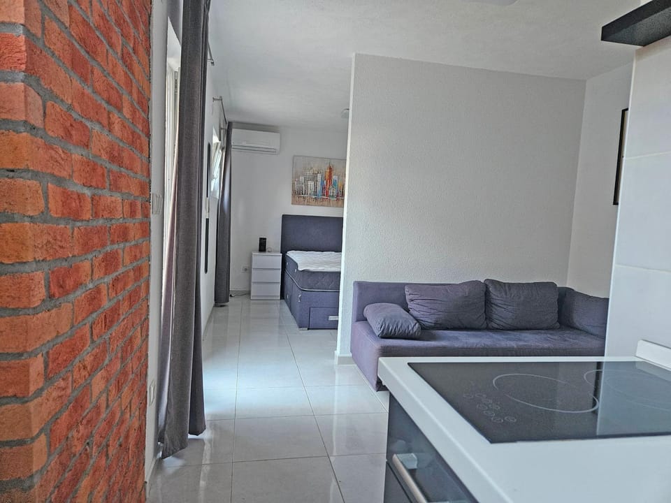 Photo of the whole room, Seating area