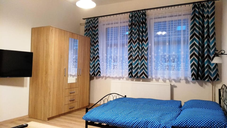 Bed, TV and multimedia, Photo of the whole room