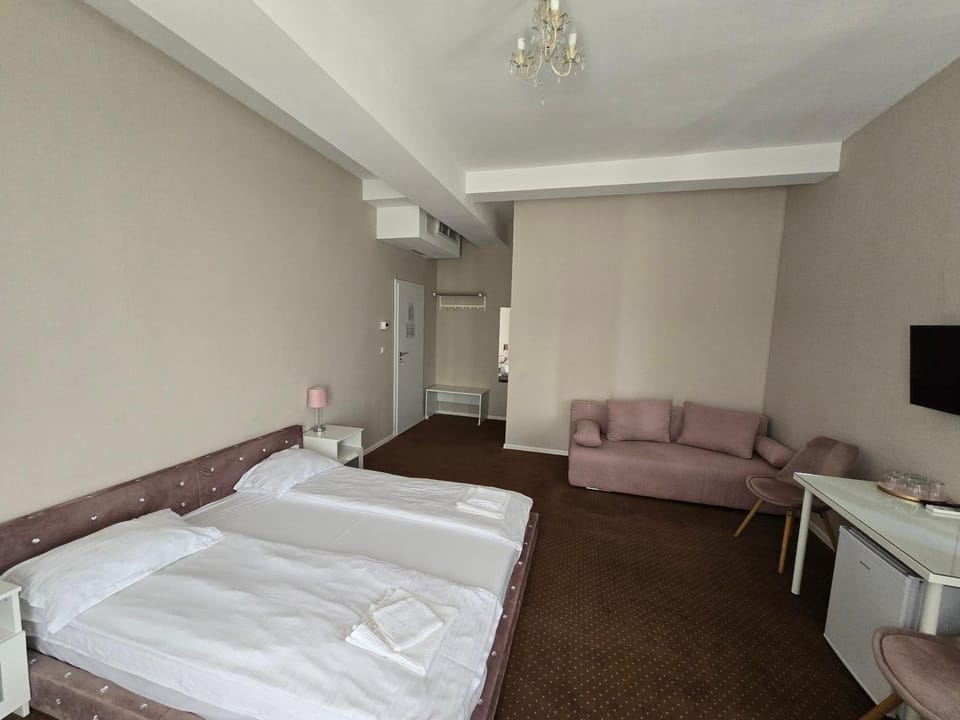 Bed, TV and multimedia, Photo of the whole room, Bedroom, air conditioner