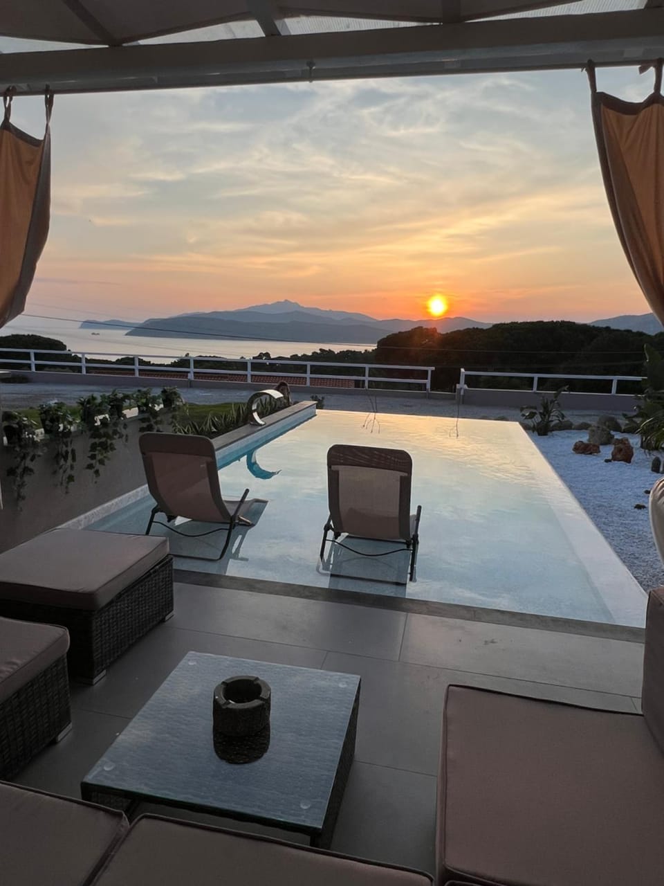 Day, Natural landscape, View (from property/room), Balcony/Terrace, Dining area, Pool view, Sea view, Swimming pool, Sunset, sunbed