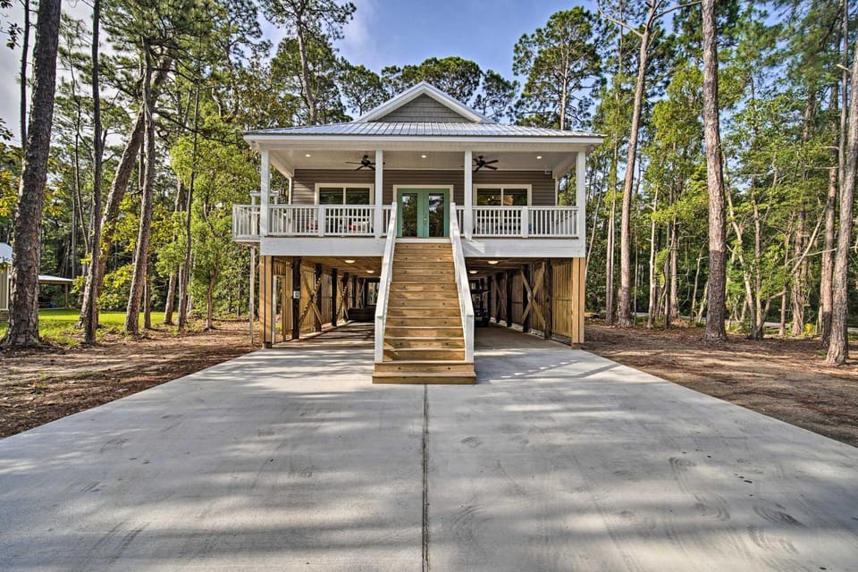 Quiet Fisherman's House w/ Hot Tub + Tropical Bar! House in Dauphin Island