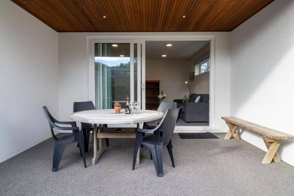 By The Sea On Sackville - beachside in Fitzroy Apartment in New Plymouth
