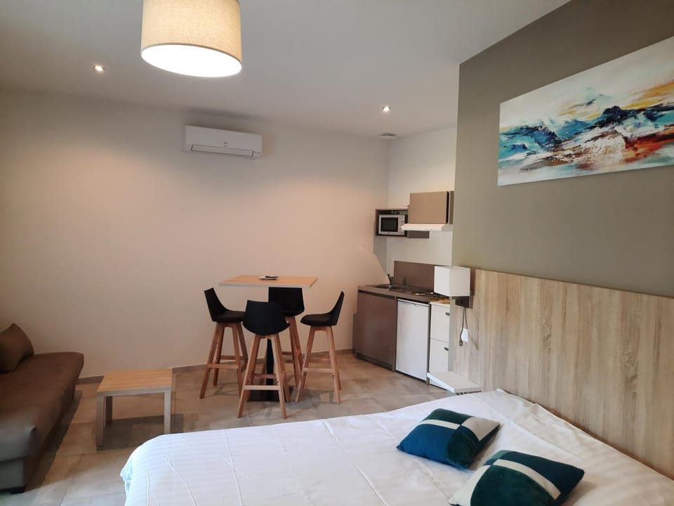 Bed, Kitchen or kitchenette, Photo of the whole room, Dining area