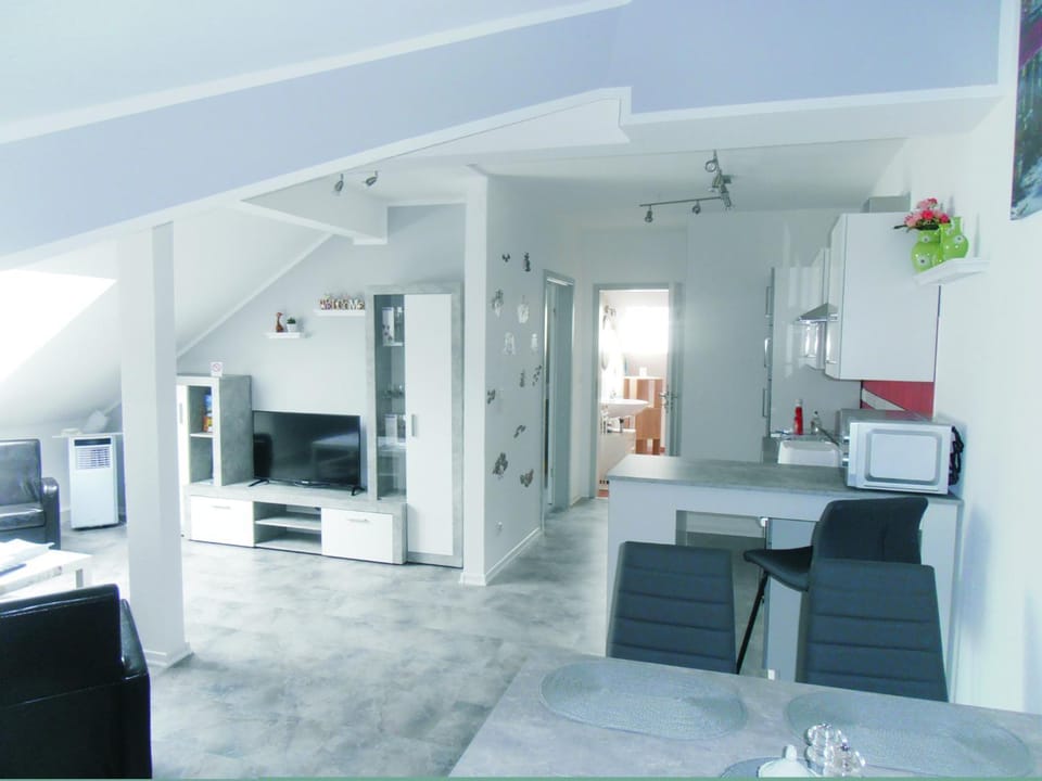 Photo of the whole room, Dining area