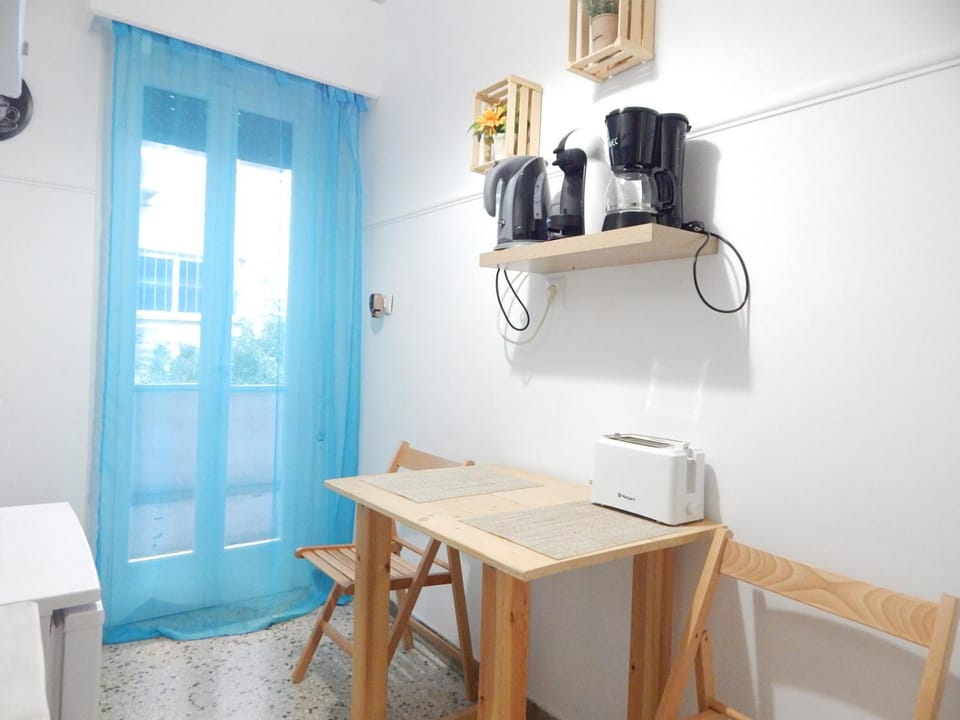 Coffee/tea facilities, Kitchen or kitchenette, Dining area