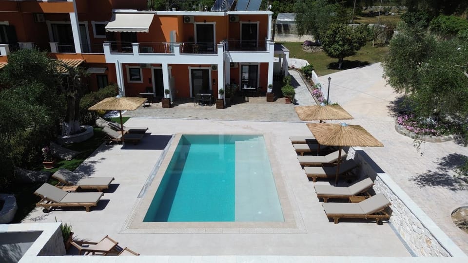 Property building, Garden, Garden view, Pool view, Swimming pool, Parking, sunbed