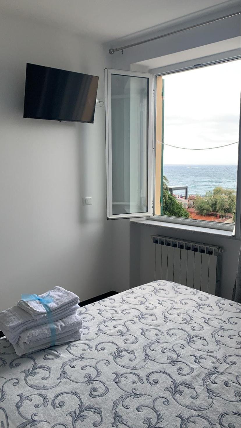 Bed, TV and multimedia, Photo of the whole room, Bedroom, Sea view