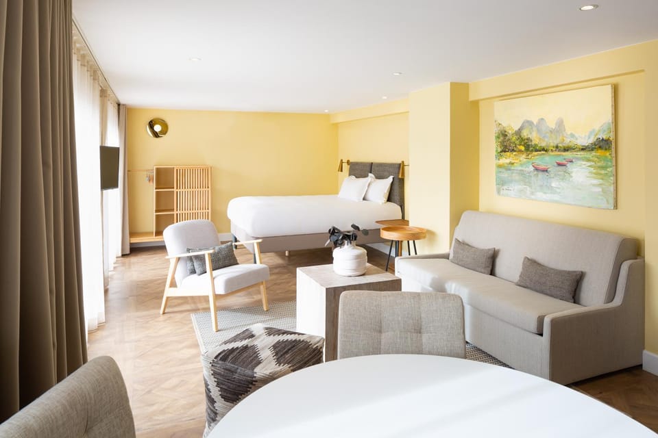 TV and multimedia, Living room, Seating area, Dining area, Bedroom