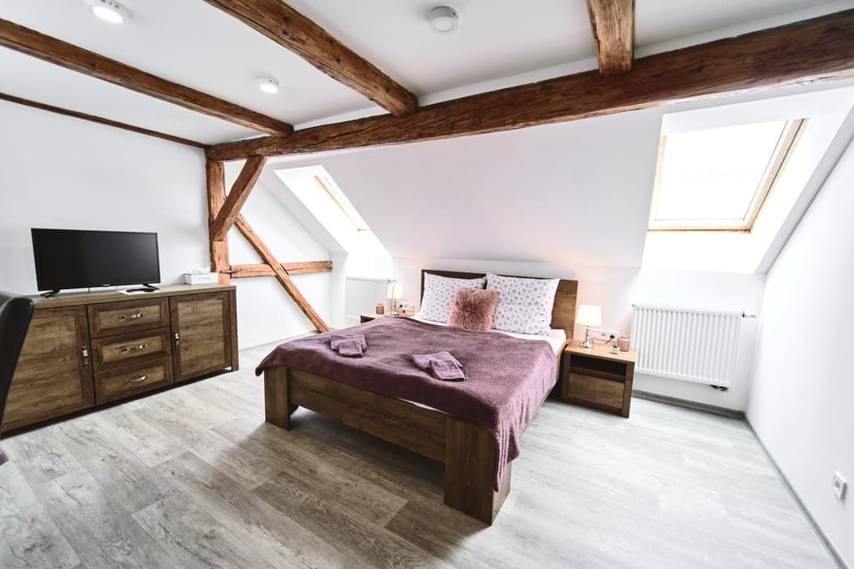 Bed, TV and multimedia, Bedroom