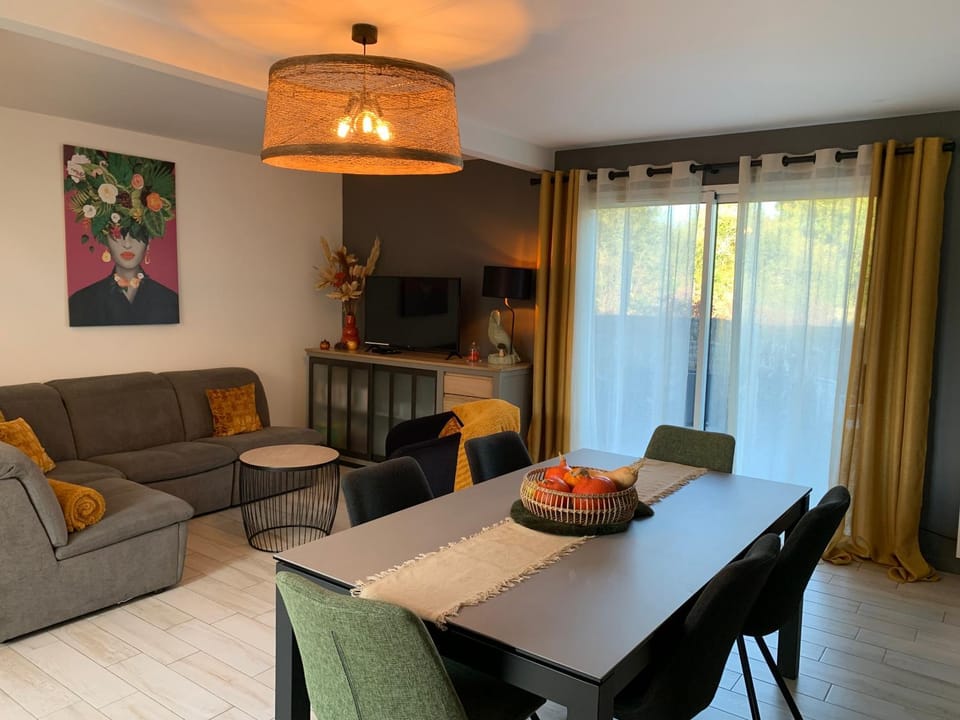 Living room, Dining area