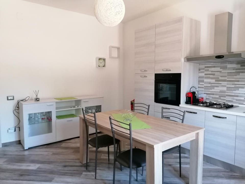 Kitchen or kitchenette, Dining area