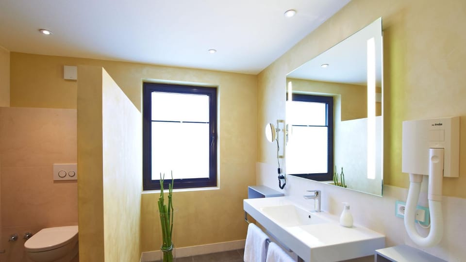 Bathroom, Photo of the whole room, Text overlay