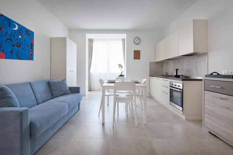 Kitchen or kitchenette, Seating area, Dining area