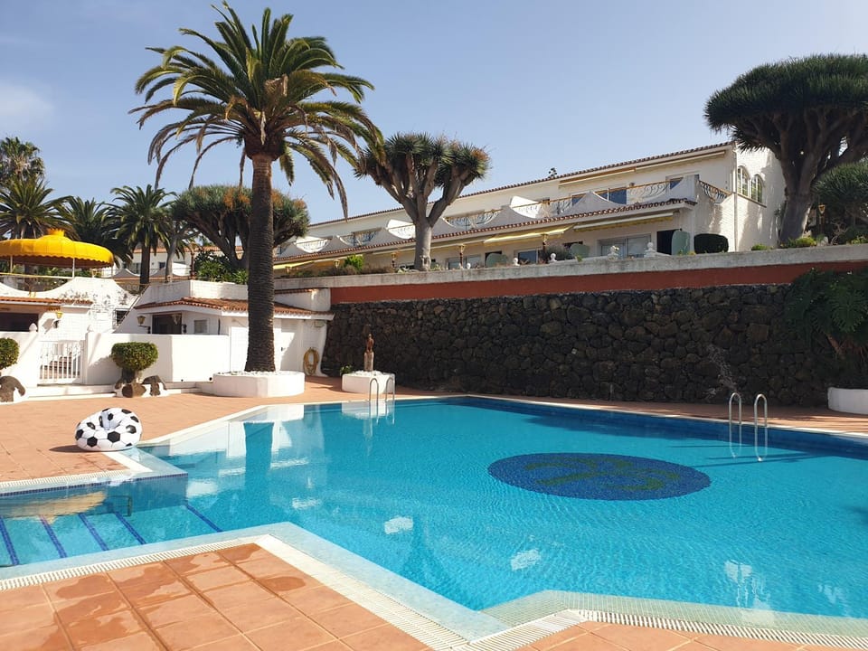 Property building, Swimming pool, Swimming pool
