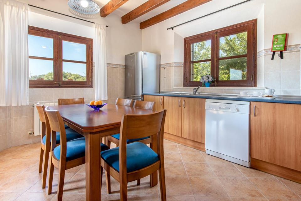 Property building, Kitchen or kitchenette, Dining area