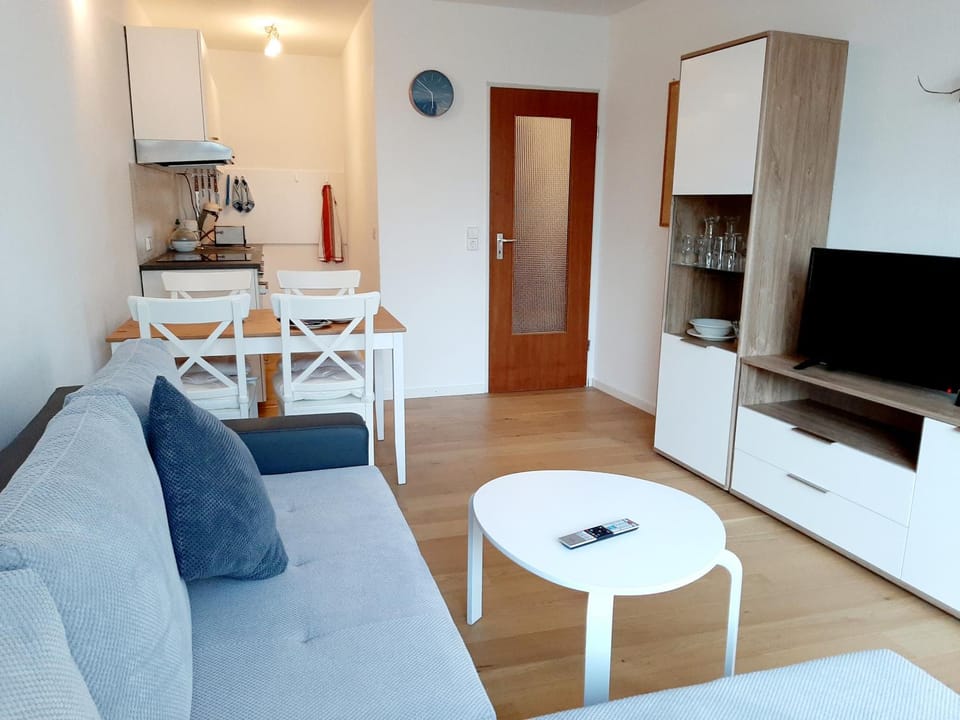 TV and multimedia, Kitchen or kitchenette, Living room, Seating area, Dining area