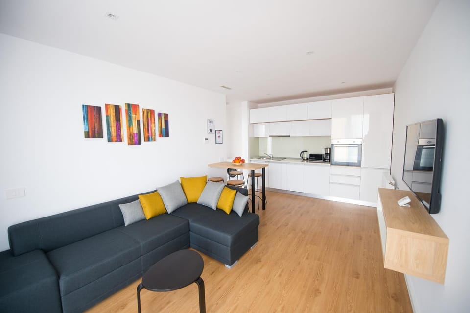 Kitchen or kitchenette, Living room, Seating area, Dining area