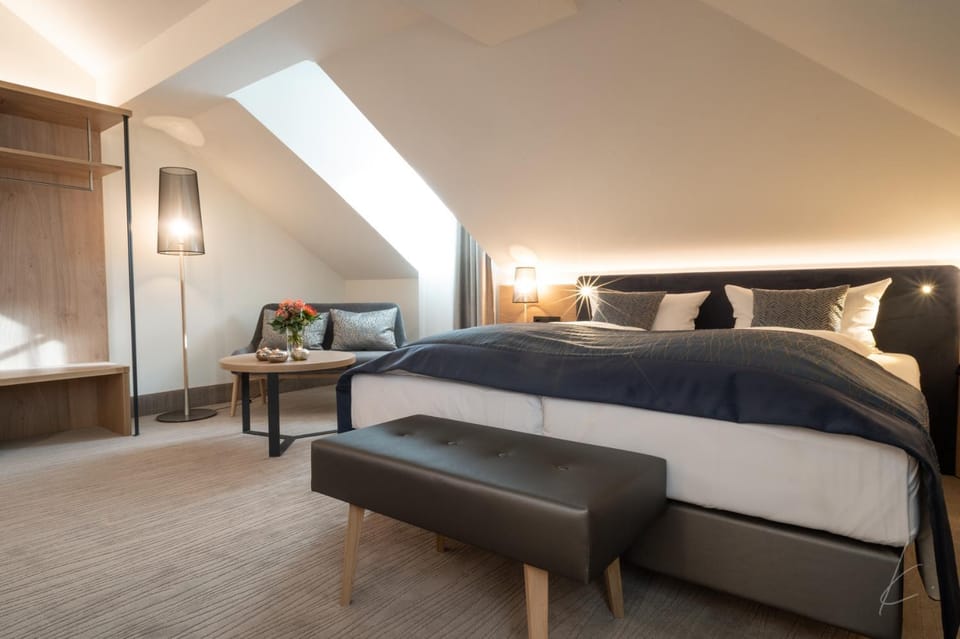 Bed, Seating area