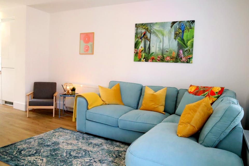 Modern New House - Great Location - Garden - Parking - Fast WiFi - Smart TV - Stunning 2 Bedroom House sleeps up to 4! Only 5 mins drive to Sandbanks Beach House in Poole