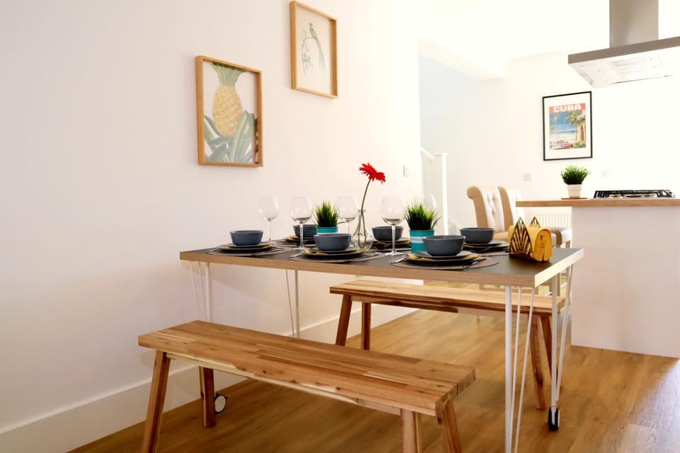 Modern New House - Great Location - Garden - Parking - Fast WiFi - Smart TV - Stunning 2 Bedroom House sleeps up to 4! Only 5 mins drive to Sandbanks Beach House in Poole