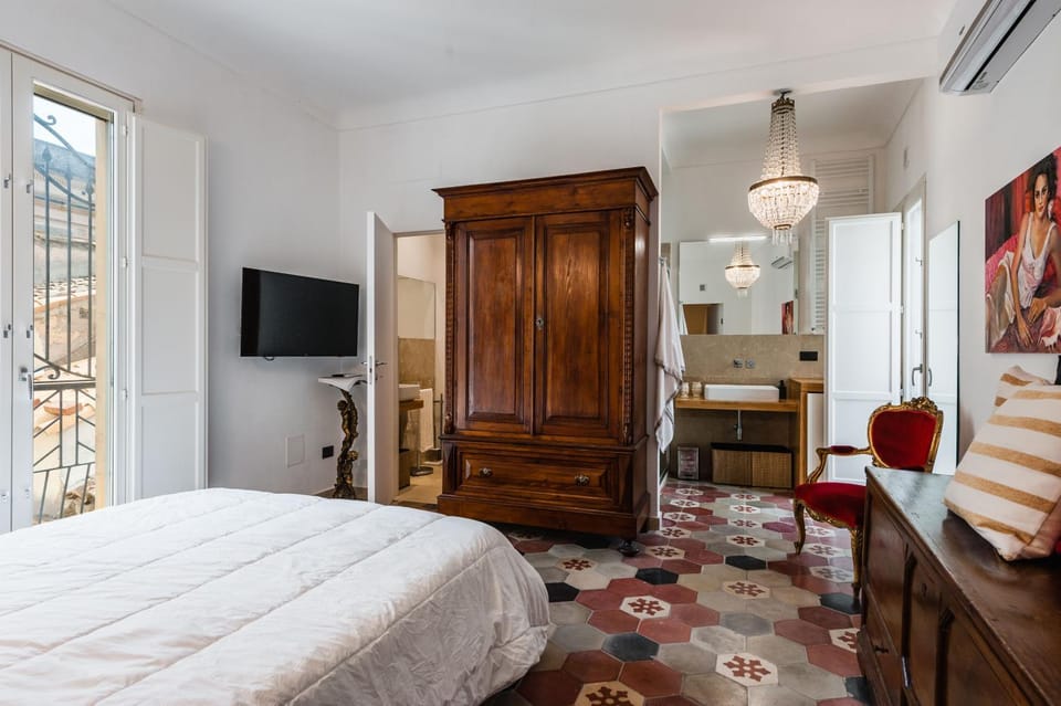 Bed, TV and multimedia, Photo of the whole room, Bedroom