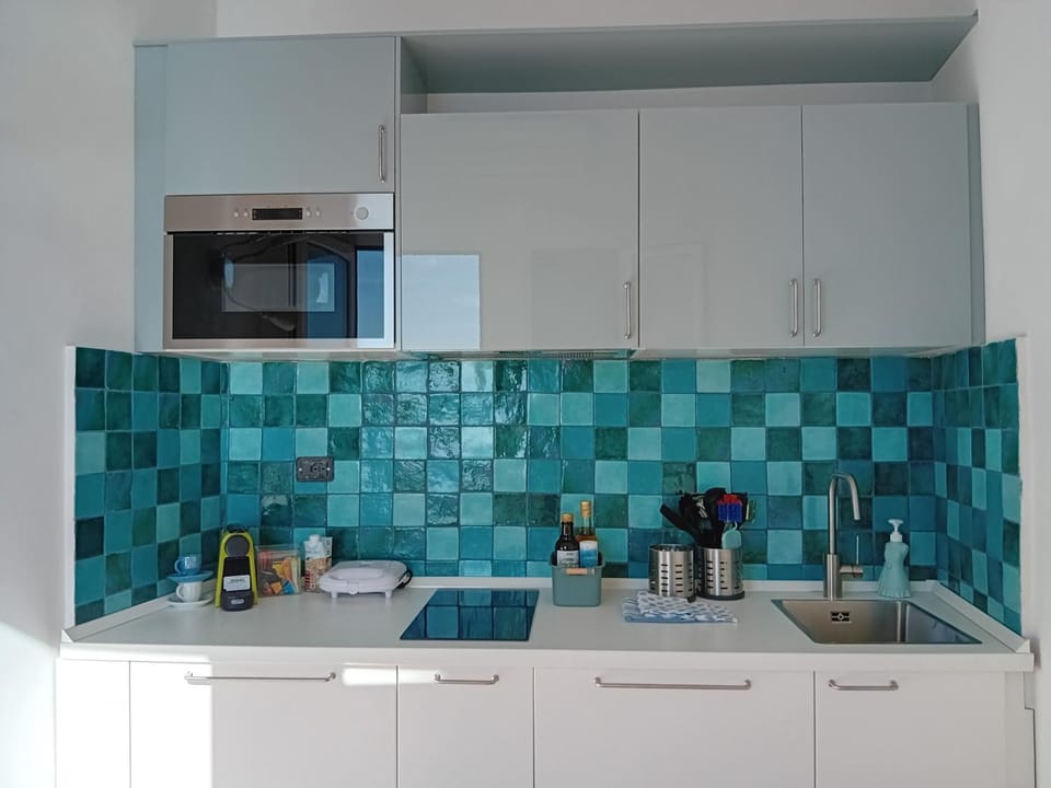 Kitchen or kitchenette, minibar, stove, toaster