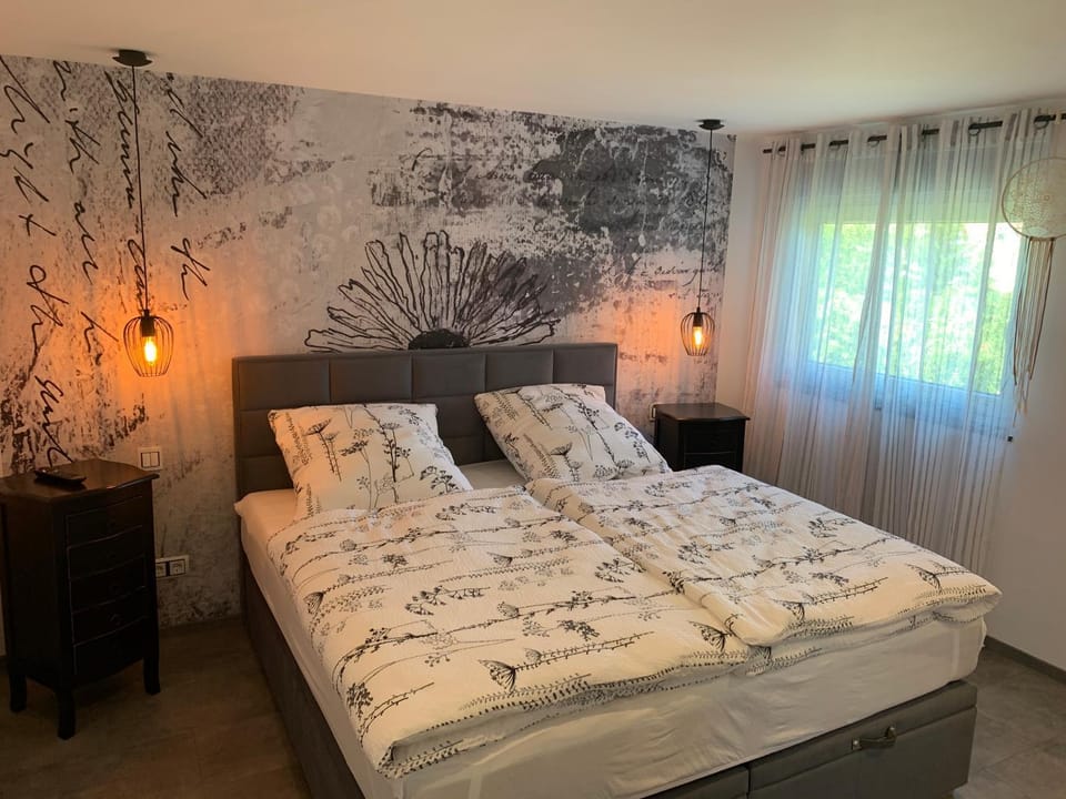 Bed, Photo of the whole room, Bedroom