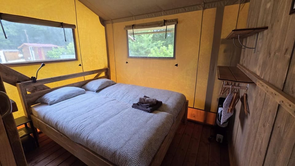 Bed, Photo of the whole room, Bedroom, safe, storage