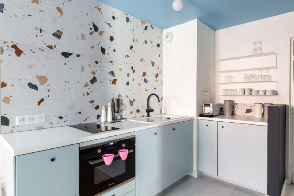 Kitchen or kitchenette, Text overlay